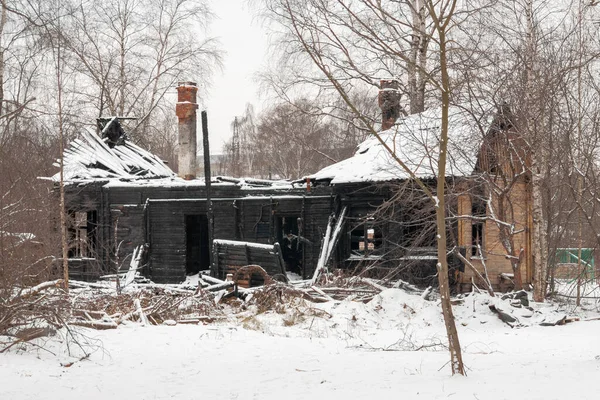Winterlandschap Met Verbrand Houten Huis Waarvan Het Dak Gedeeltelijk Gevallen — Stockfoto