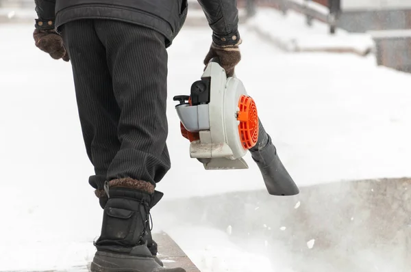 Hombre Limpia Pavimento Nieve Con Soplador — Foto de Stock