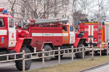 Petrozavodsk, Rusya - 20 Şubat 2020 Sokakta üç itfaiye aracı
