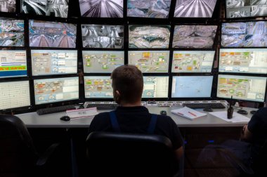 Saint Petersburg, Rusya - 12 Kasım 2019 Birçok monitörün önünde bir adam