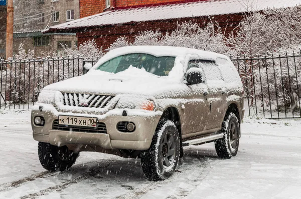 Petrozavodsk Rusya Aralık 2019 Kış Günü Kar Kaplı Araba — Stok fotoğraf