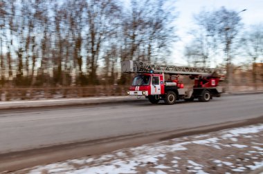 Petrozavodsk, Rusya - 15 Mart 2020. İtfaiye aracı çağrıya cevap veriyor. Hareket bulanıklığı