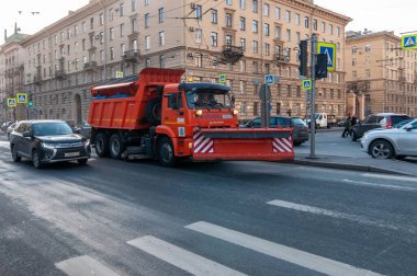 Saint Petersburg, Rusya - 6 Mart 2020 Şehir sokaklarında kar küreme aracı