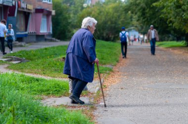 Petrozavodsk, Rusya - 2 Eylül 2019, bastonlu yaşlı kadın.