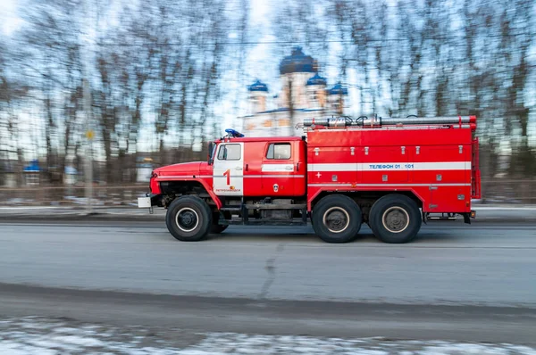 Petrozavodsk Russia March 2020 Fire Truck Drives Temple Motion Blur — Stock Photo, Image
