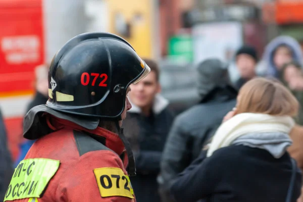 ロシアのペトロザヴォツク 2020年2月20日 市民の背後から消防士の閉鎖 — ストック写真