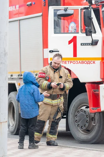 Petrozavodsk Russia February 2020 Fireman Watching Smartphone Boy — Stock Photo, Image