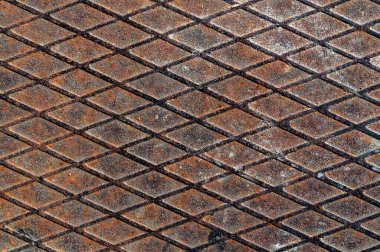 Paslı ve zamanın izlerini taşıyan yuvarlanmış çelik flüt kağıdı. Elmas desenli yuvarlanmış çelik..