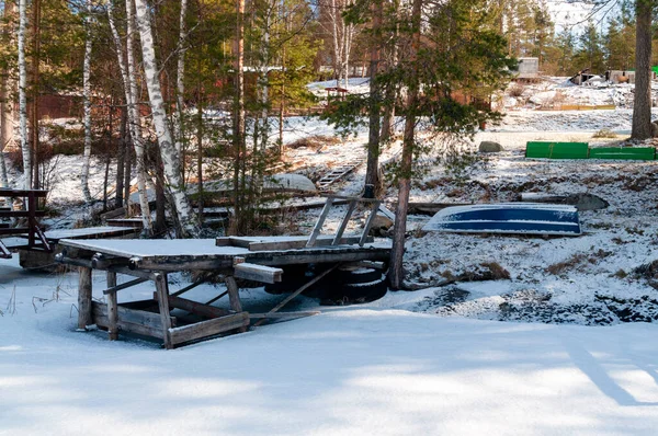 Vinterlandskap Med Tallar Och Snötäckt Båtbrygga — Stockfoto