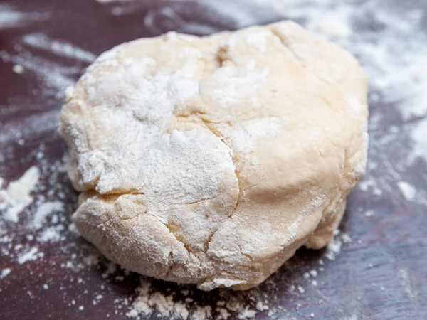 Pedaço Massa Mesa Farinha Cozinhar Uma Torta Pizza — Fotografia de Stock