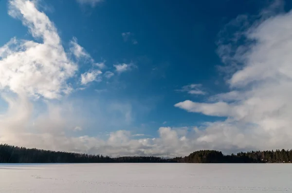 Paysage Hivernal Avec Lac Gelé Des Nuages Par Une Journée — Photo