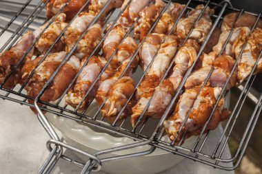 Izgarada soslu tavuk eti.