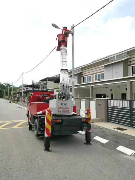Perak Malaysia October 2019 Electrician Truck Ladder Repairing Lamppost Roadside — Stock Photo, Image