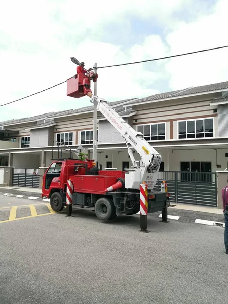 Perak Malásia Outubro 2019 Eletricista Escada Caminhão Reparando Poste Iluminação — Fotografia de Stock