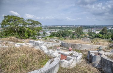 Tepenin yamacındaki sessiz Çin mezarlığı manzarası..