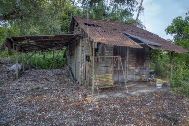 eski terk edilmiş ahşap kulübe