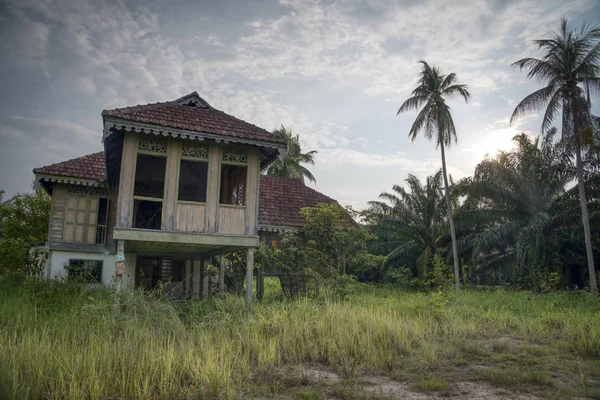 Zweistöckiges Malaiisches Verlassenes Ferienhaus — Stockfoto