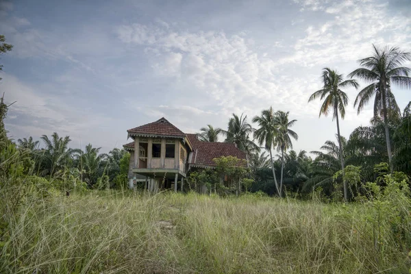 Zweistöckiges Malaiisches Verlassenes Ferienhaus — Stockfoto