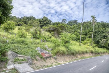 Perak, Malezya. 9 Kasım 2019: Pangkor Town 'daki tepe yamacındaki Çin mezarlığı manzarası.