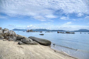 Sahilde kayalar bulundu.