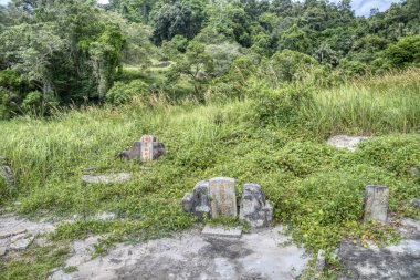 Perak, Malezya. 9 Kasım 2019: Pangkor Town 'daki tepe yamacındaki Çin mezarlığı manzarası.