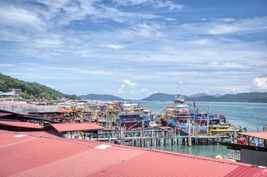 Perak, Malezya. 9 Kasım 2019: Limandaki balıkçı tekneleri Pangkor Jetty Limanı 'ndaki av için denize açılmadıklarında limana saklandı.