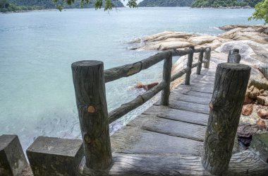 Deniz kenarındaki ahşap köprü