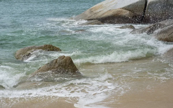美しい岩のビーチのシーン — ストック写真