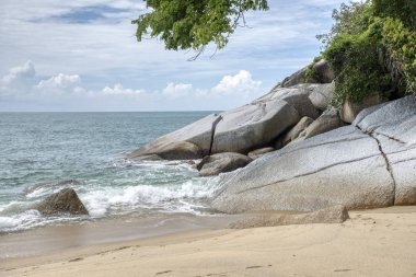 Güzel kayalık plaj manzarası