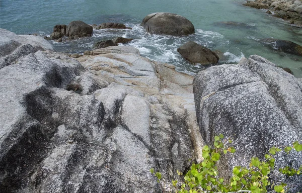 Kayalık Sahilde Güzel Bir Sahne — Stok fotoğraf