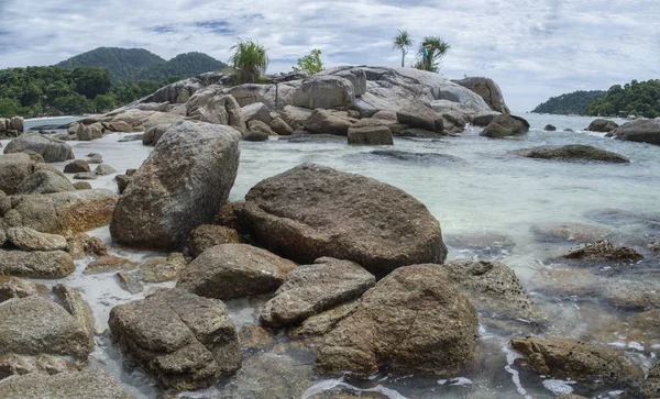 Bella Scena Sulla Spiaggia Rocciosa — Foto Stock