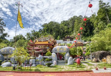 Perak, Malezya. 9 Kasım 2019: Malezya 'nın Pangkor adasındaki Fu Lin Kong Tapınağı manzaralı dekoratif mimari manzarası.