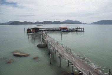 Deniz kıyısında balıkçı iskelesi