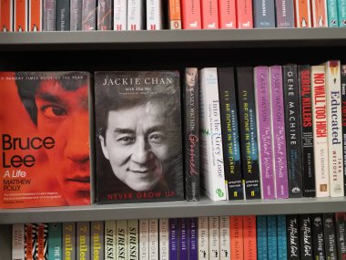 Perak, Malezya. 21 Kasım 2019: Aeon Sri Manjung Alışveriş Merkezi 'ndeki kitaplıklarda çeşitli İngilizce kitap veya dergiler sergileniyor.