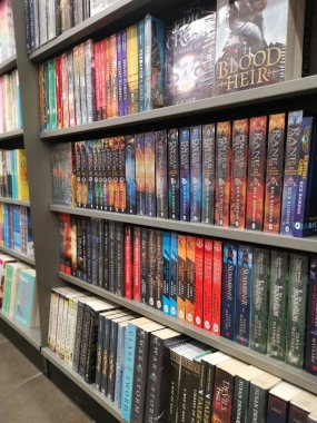 Perak, Malezya. 21 Kasım 2019: Aeon Sri Manjung Alışveriş Merkezi 'ndeki kitaplıklarda çeşitli İngilizce kitap veya dergiler sergileniyor.