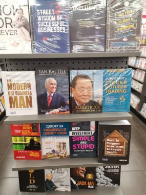 Perak, Malezya. 21 Kasım 2019: Aeon Sri Manjung Alışveriş Merkezi 'ndeki kitaplıklarda çeşitli İngilizce kitap veya dergiler sergileniyor.