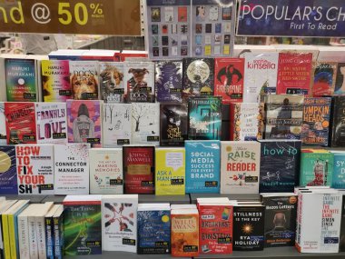 Perak, Malezya. 21 Kasım 2019: Aeon Sri Manjung Alışveriş Merkezi 'ndeki kitaplıklarda çeşitli İngilizce kitap veya dergiler sergileniyor.