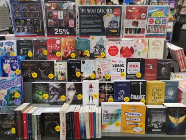 Perak, Malezya. 21 Kasım 2019: Aeon Sri Manjung Alışveriş Merkezi 'ndeki kitaplıklarda çeşitli İngilizce kitap veya dergiler sergileniyor.