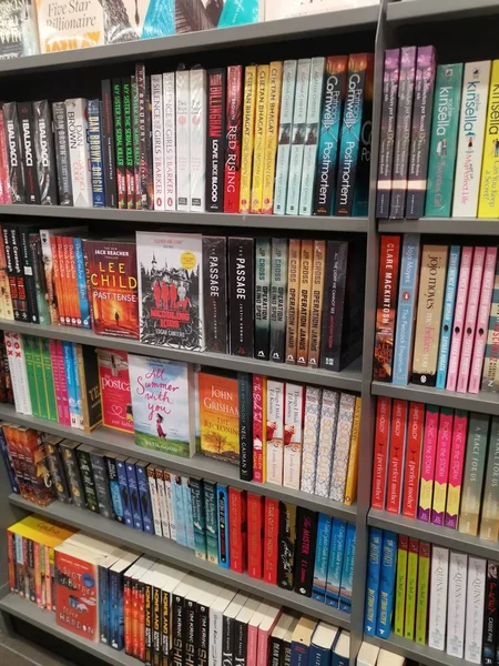 Perak, Malezya. 21 Kasım 2019: Aeon Sri Manjung Alışveriş Merkezi 'ndeki kitaplıklarda çeşitli İngilizce kitap veya dergiler sergileniyor.