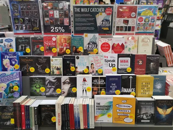 Perak Malasia Noviembre 2019 Variedad Libros Revistas Inglés Muestran Fila — Foto de Stock