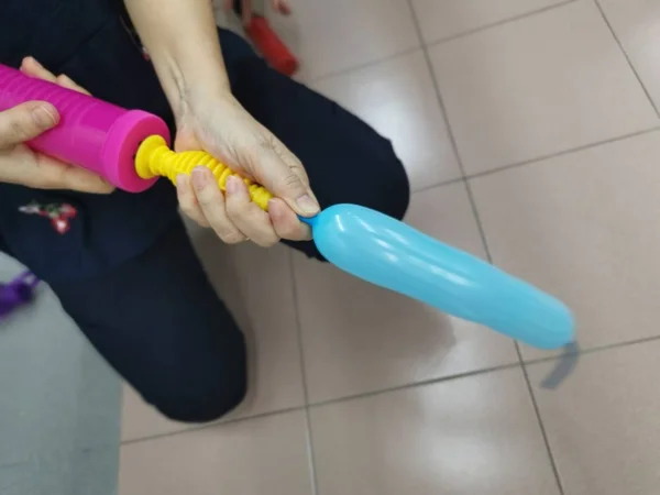 Female Hand Pumping Air Tube Balloon — Stock Photo, Image