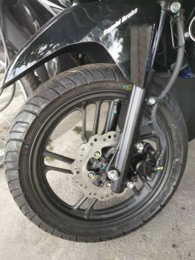 Perak, Malezya. 23 Kasım 2019: Kg Koh Otoyolu mağazasında yeni markalı motosikletlerin çeşitleri satışta