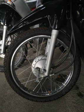 Perak, Malezya. 23 Kasım 2019: Kg Koh Otoyolu mağazasında yeni markalı motosikletlerin çeşitleri satışta