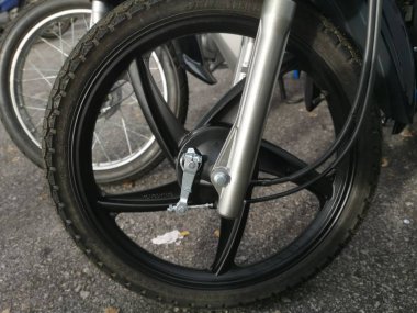 Perak, Malezya. 23 Kasım 2019: Kg Koh Otoyolu mağazasında yeni markalı motosikletlerin çeşitleri satışta