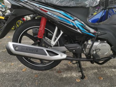 Perak, Malezya. 23 Kasım 2019: Kg Koh Otoyolu mağazasında yeni markalı motosikletlerin çeşitleri satışta