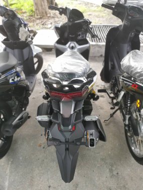 Perak, Malezya. 23 Kasım 2019: Kg Koh Otoyolu mağazasında yeni markalı motosikletlerin çeşitleri satışta