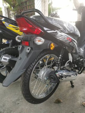 Perak, Malezya. 23 Kasım 2019: Kg Koh Otoyolu mağazasında yeni markalı motosikletlerin çeşitleri satışta