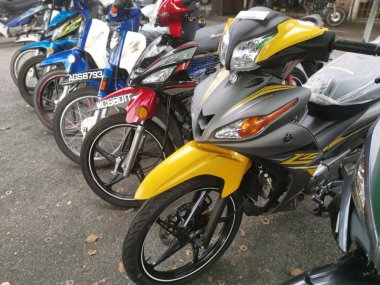 Perak, Malezya. 23 Kasım 2019: Kg Koh Otoyolu mağazasında yeni markalı motosikletlerin çeşitleri satışta