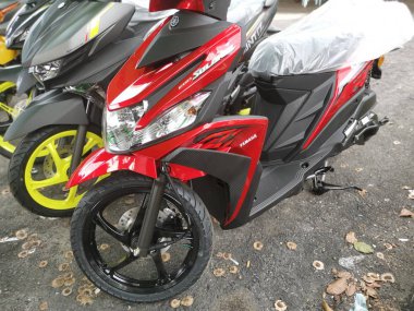 Perak, Malezya. 23 Kasım 2019: Kg Koh Otoyolu mağazasında yeni markalı motosikletlerin çeşitleri satışta