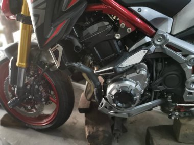 Perak, Malezya. 23 Kasım 2019: Kg Koh Otoyolu mağazasında yeni markalı motosikletlerin çeşitleri satışta